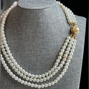 EUC! Vintage 3 Strand Fashion Pearl Necklace